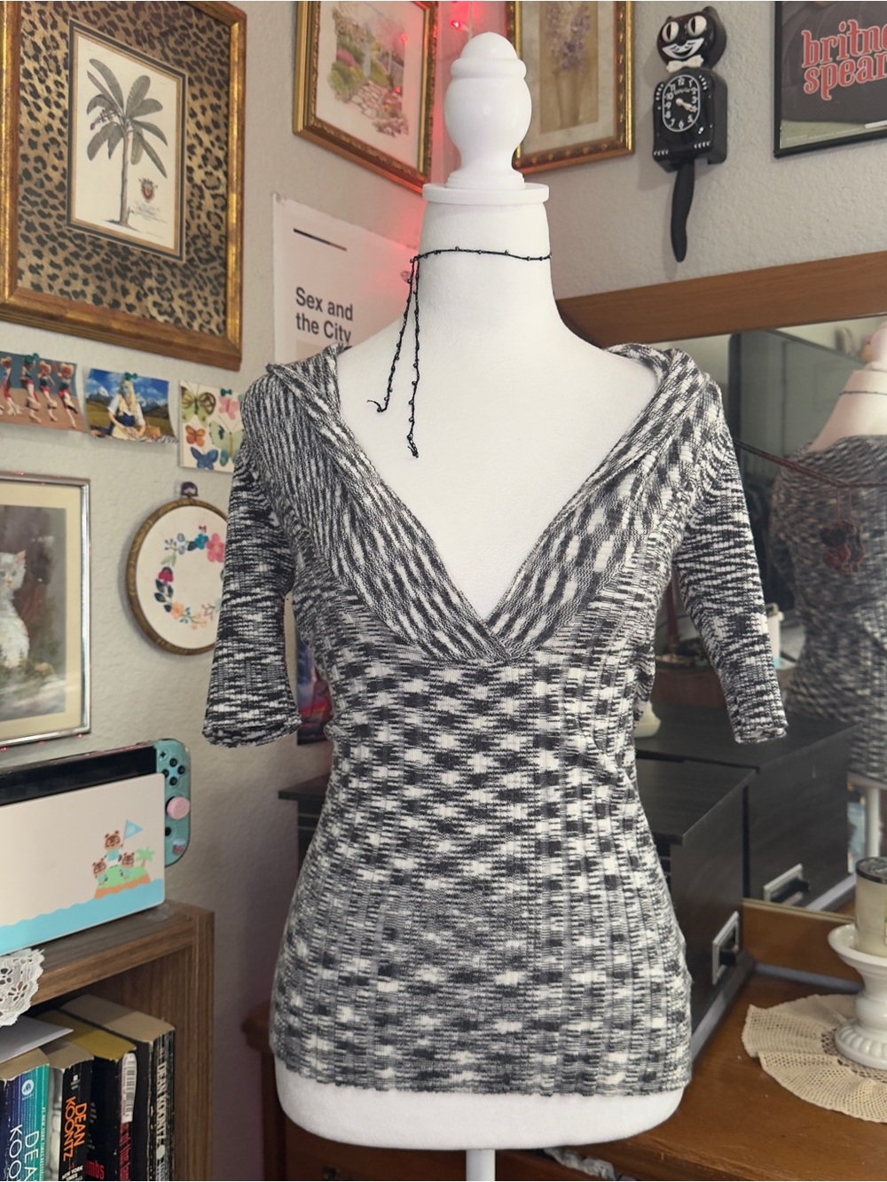 Y2K Derek Heart Black and White Knit V-Neck Short Sleeve Top